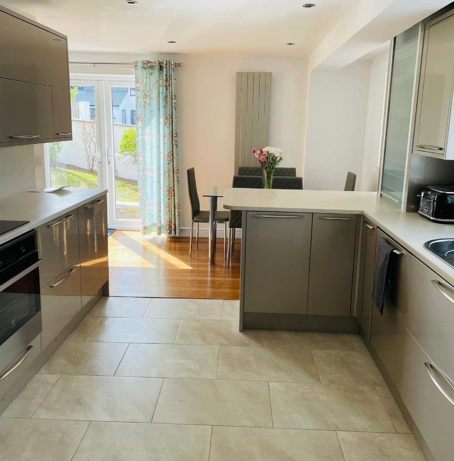 Sunny Corner, Padstow. Spacious 3 Bedrooms, 2.5 Bathrooms, Parking, Garden. Exterior photo